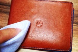 Як почистити шкіряний гаманець?