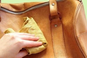 Как избавиться от неприятного запаха у новой кожаной сумки?