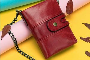 Як почистити червоний гаманець?
