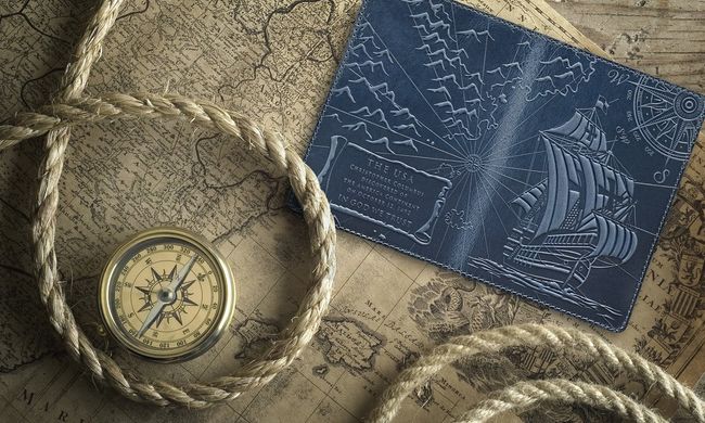 Дизайнерська шкіряна обкладинка для паспорта з відділенням для карт блакитного кольору, колекція "Discoveries"