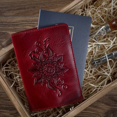 Красивая красная дизайнерская обложна на паспорт с натуральной кожи с художественным тиснением