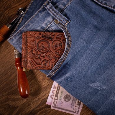 Красивый кожаный зажим для денег коньячного цвета с художественным тиснением "Let's Go Travel"
