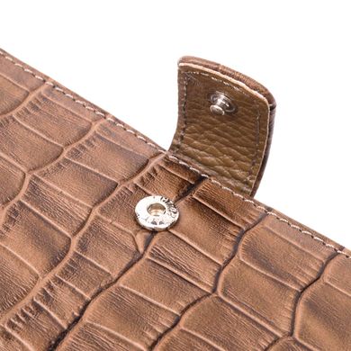 Незвичайне чоловіче портмоне з хлястиком з натуральної шкіри з тисненням під крокодила KARYA 21196 Світло-коричневий