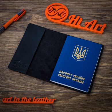 Оригінальна шкіряна обкладинка для паспорта чорного кольору з художнім тисненням "Let's Go Travel"